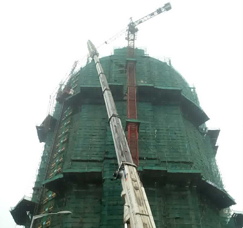 南充吊车在工地上作业